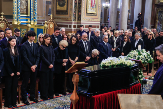Κηδεία Μαρινέλλας: «Όλη η Ελλάδα μιλάει για σένα» - Επικήδειοι Νταλάρα και Αλεξίου από τη Μητρόπολη Αθηνών